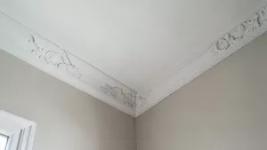 co na krzywy sufit