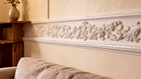 Sztukateria na ścianie w salonie