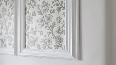 Sztukateria z tapetą w środku