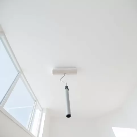 Jak malować sufit od okna czy do okna