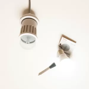 Jak wymienić halogen w suficie podwieszanym