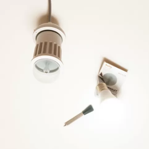 Jak wymienić halogen w suficie podwieszanym