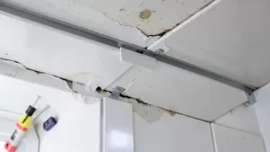 montaż paneli ściennych pcv na suficie