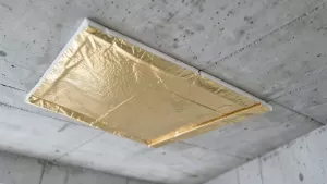 montaż płyt pir na suficie betonowym