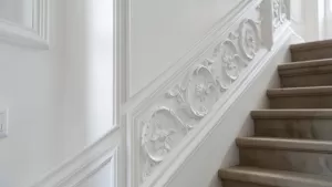 sztukateria na ścianie przy schodach