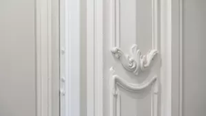 Sztukateria na ścianie w korytarzu