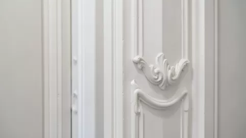 Sztukateria na ścianie w korytarzu