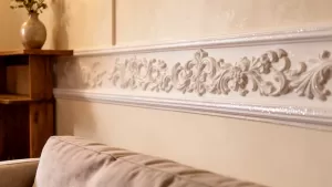 Sztukateria na ścianie w salonie