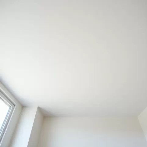 W którą stronę malować sufit